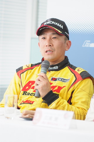 決勝記者会見: Nクラス3位のドラゴン（B-MAX RACING F308）