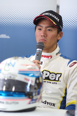 決勝記者会見: Nクラスで優勝した小河諒（KeePer TOM'S F306）