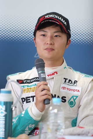 決勝記者会見: 2位の山下健太（PETRONAS TOM'S F312）