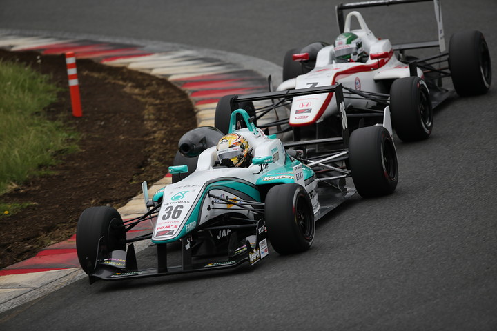 福住仁嶺をパスした山下健太