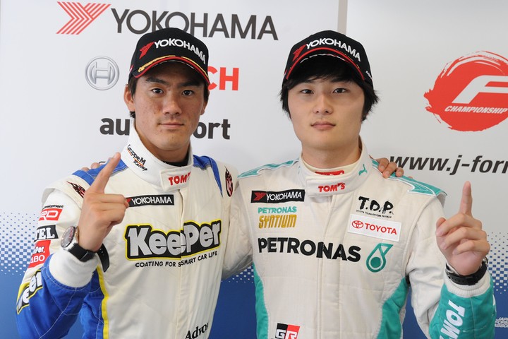 総合優勝の山下健太（右）とNクラス優勝の小河諒（左）