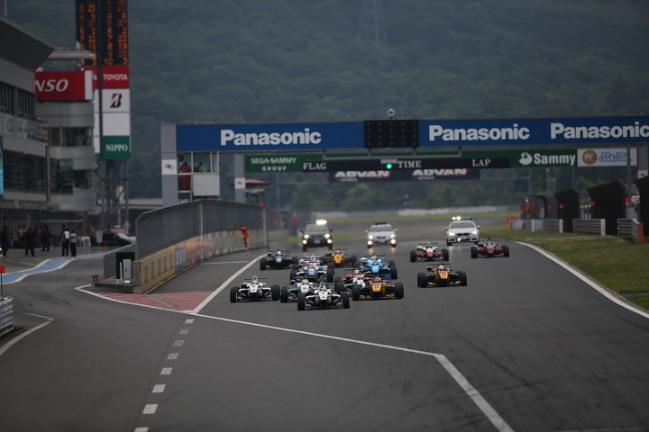 15周の決勝レースがスタートした