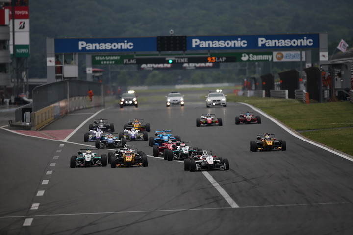 15周の決勝レースがスタートした