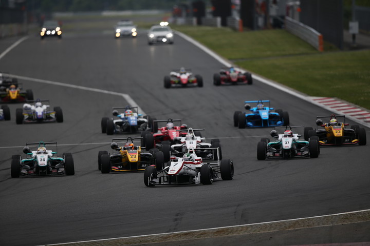 15周の決勝レースがスタートした