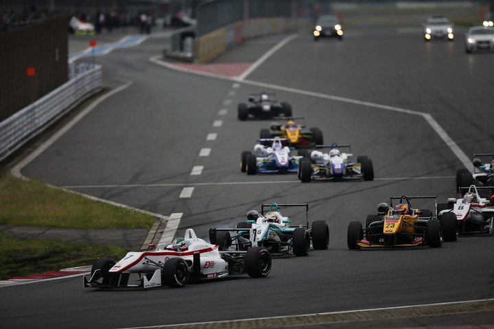 15周の決勝レースがスタートした