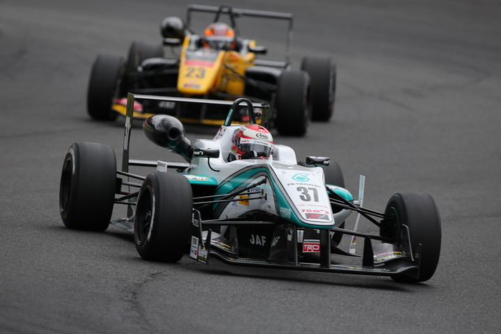 ニック・キャシディは高星明誠をパスしてトップに立つ