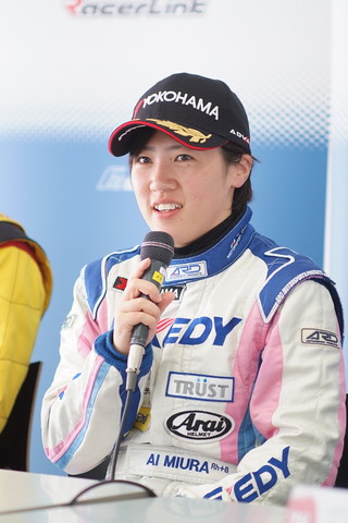 決勝記者会見: Nクラス2位の三浦愛（EXEDY RACING F307）