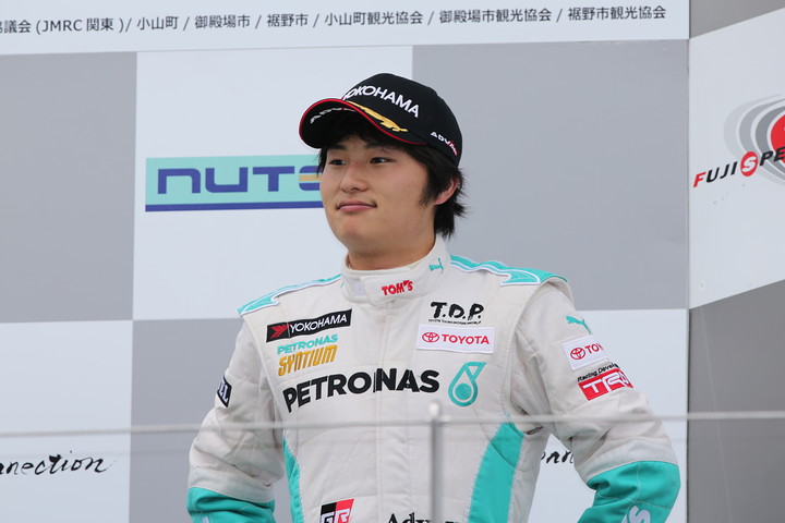 表彰式: 3位の山下健太（PETRONAS TOM'S F312）