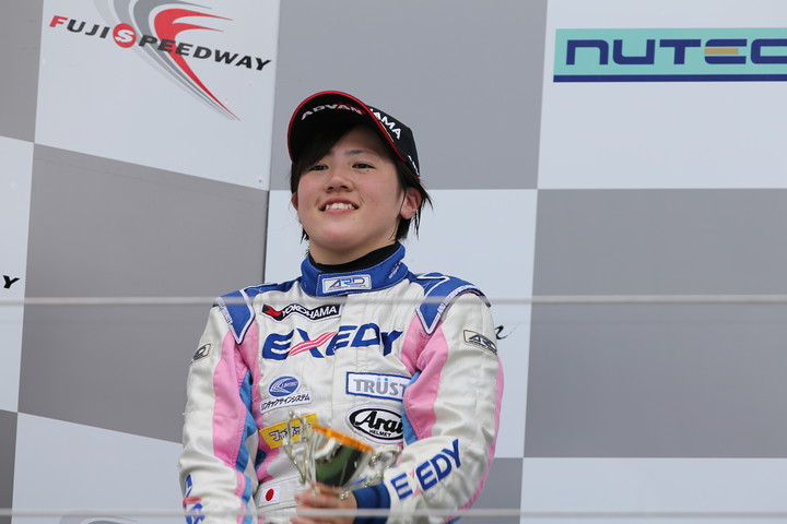 表彰式: Nクラス2位の三浦愛（EXEDY RACING F307）
