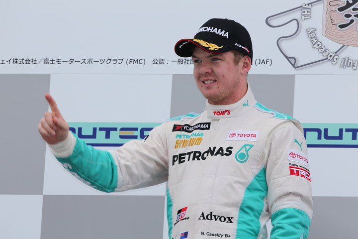 表彰式: 優勝したニック・キャシディ（PETRONAS TOM'S F314）