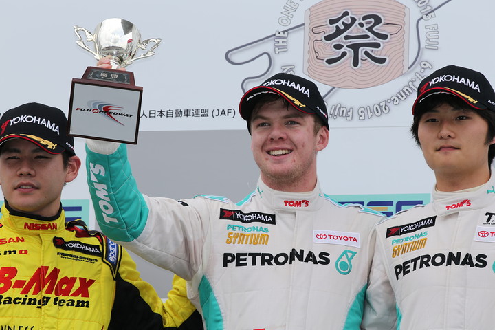 表彰式: 優勝・ニック・キャシディ（中央）、2位高星明誠（左）、3位山下健太（右）