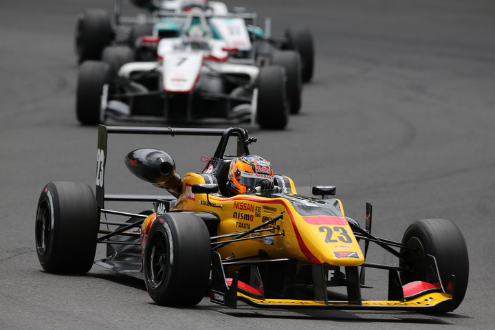 スタートでトップに立ったのは予選2位の高星明誠、2位には予選4位の福住仁嶺が上がる