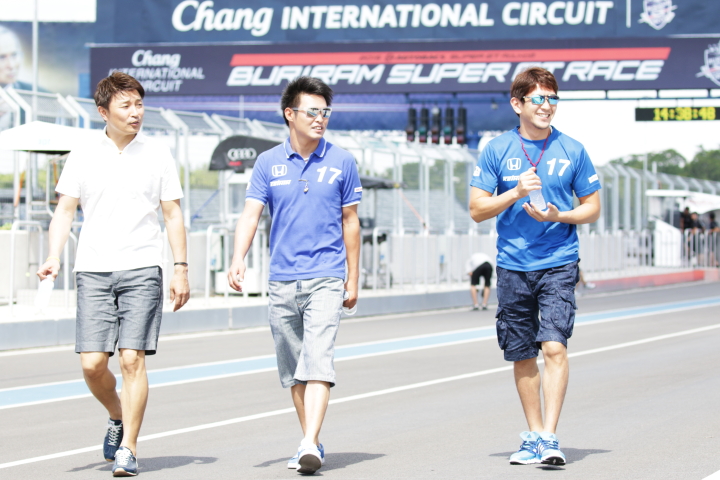 搬入日: ピットレーンを歩くホンダのドライバーたち