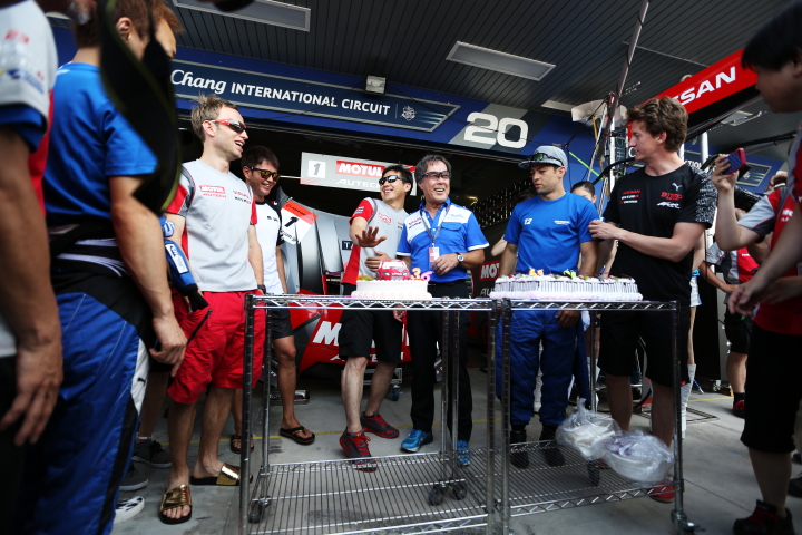 ピットウォーク: チームインパルのピットでは松田次生の誕生パーティーが行われた