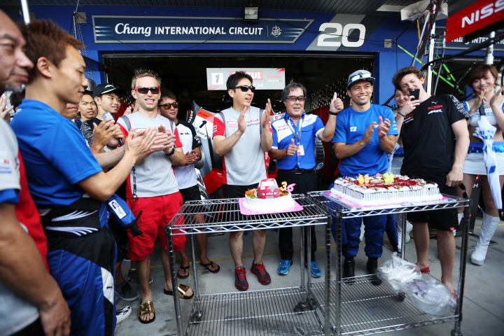 ピットウォーク: チームインパルのピットでは松田次生の誕生パーティーが行われた