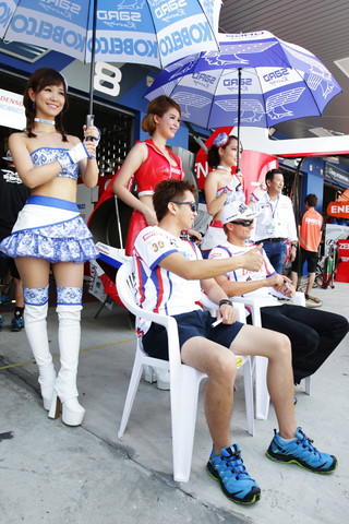 ピットウォーク: 平手晃平とヘイキ・コバライネン（DENSO KOBELCO SARD RC F）