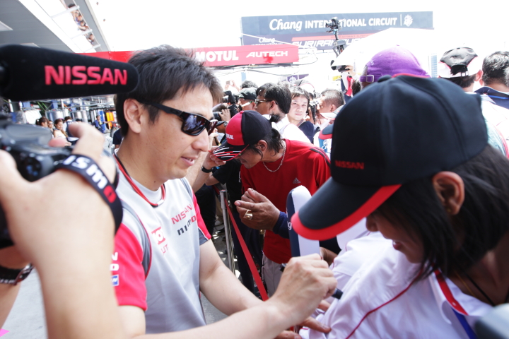 ピットウォーク: ファンにサインをする松田次生（MOTUL AUTECH GT-R）