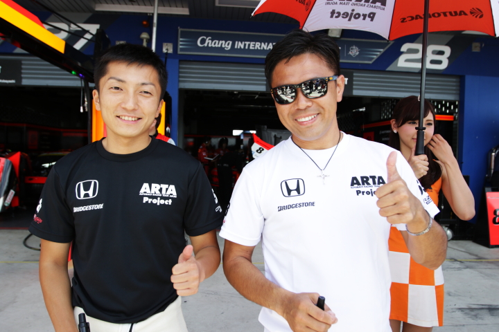 ピットウォーク: 野尻智紀と松浦孝亮（ARTA NSX CONCEPT-GT）