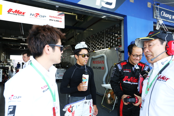 決勝レース: 高星明誠、星野一樹と長谷見昌弘監督（GT300クラス・B-MAX NDDP GT-R）