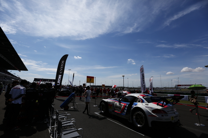 決勝レース: スターティンググリッドに着いたヨルグ・ミューラー／荒聖治組（GT300クラス・Studie BMW Z4）