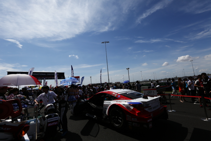 決勝レース: スターティンググリッドに着いた平手晃平／ヘイキ・コバライネン組（GT500クラス・DENSO KOBELCO SARD RC F）