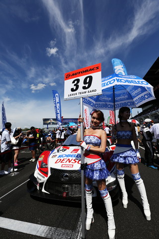 決勝レース: スターティンググリッドに着いた平手晃平／ヘイキ・コバライネン組（GT500クラス・DENSO KOBELCO SARD RC F）