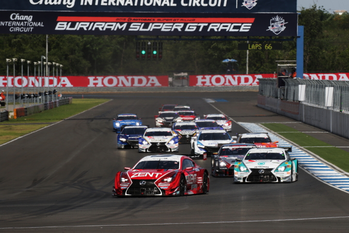 決勝レース: GT500クラスのスタートシーン