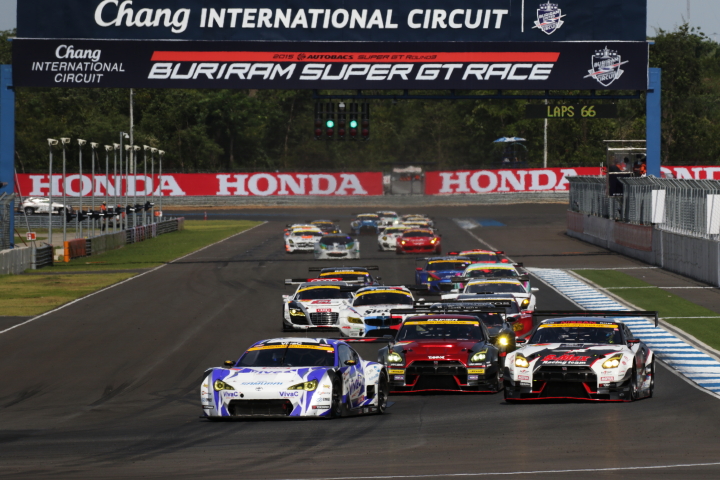 決勝レース: GT300クラスのスタートシーン