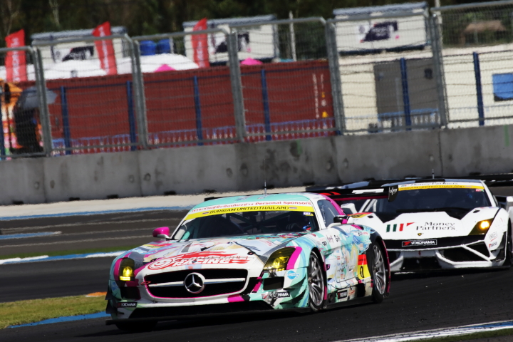 決勝レース: 谷口信輝／片岡龍也組（GT300クラス・グッドスマイル初音ミクSLS）