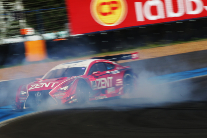 決勝レース: スピンする石浦宏明組（GT500クラス・ZENT CERUMO RC F）