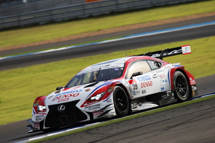 決勝レース: 平手晃平／ヘイキ・コバライネン組（GT500クラス・DENSO KOBELCO SARD RC F）