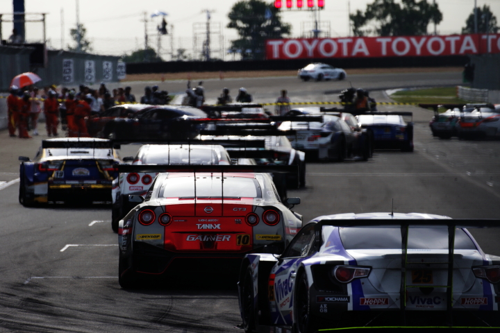 決勝レース: 終了後、メーンストレートに戻ってきたGTマシン