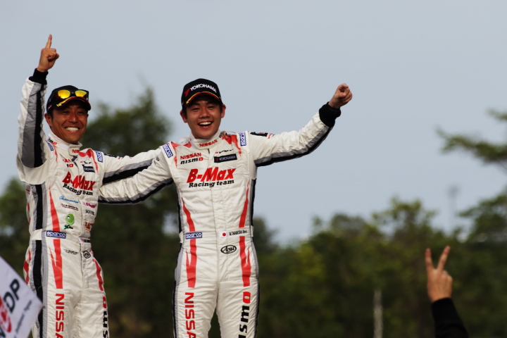 表彰式: GT300クラスで優勝した星野一樹と高星明誠（B-MAX NDDP GT-R）