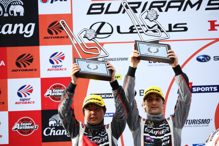 表彰式: GT300クラス2位の富田竜一郎とアンドレ・クート（GAINER TANAX GT-R）