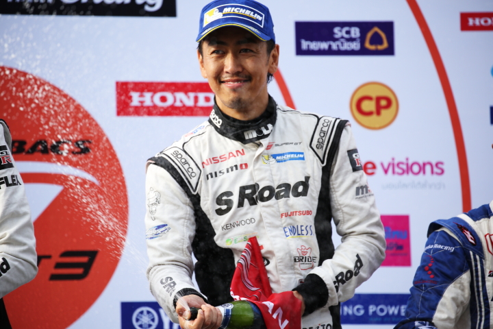 表彰式: 柳田真孝がシャンパンファイト