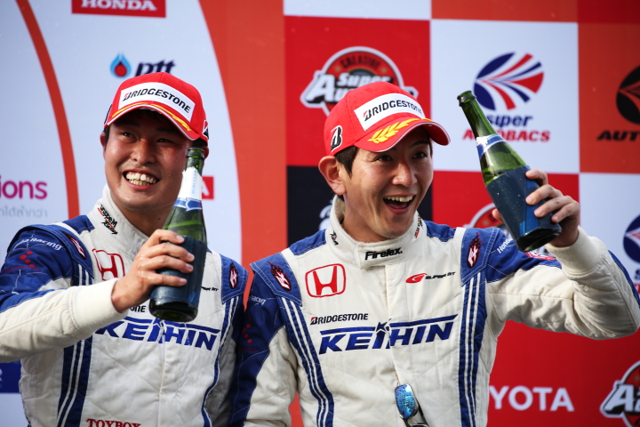 表彰式: GT500クラスで3位の塚越広大と武藤英紀