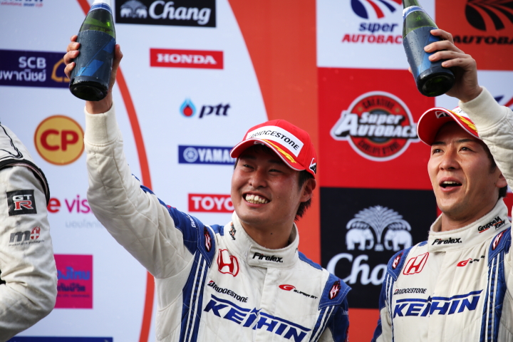 表彰式: GT500クラスで3位の塚越広大と武藤英紀