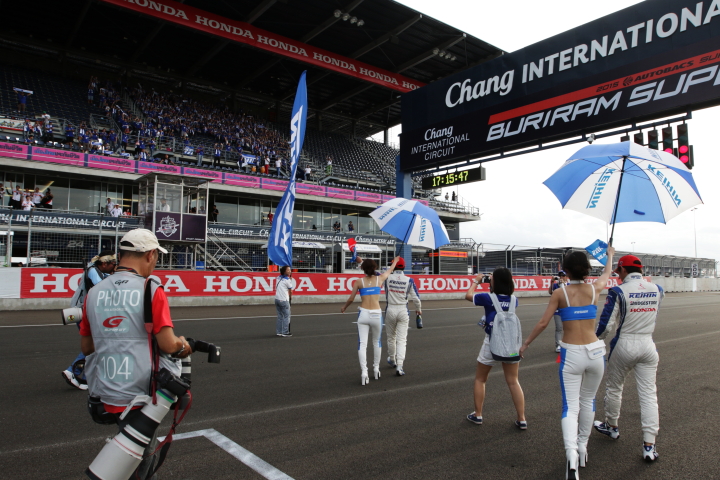 レース終了後にファンへのあいさつに向かうドライバーたち