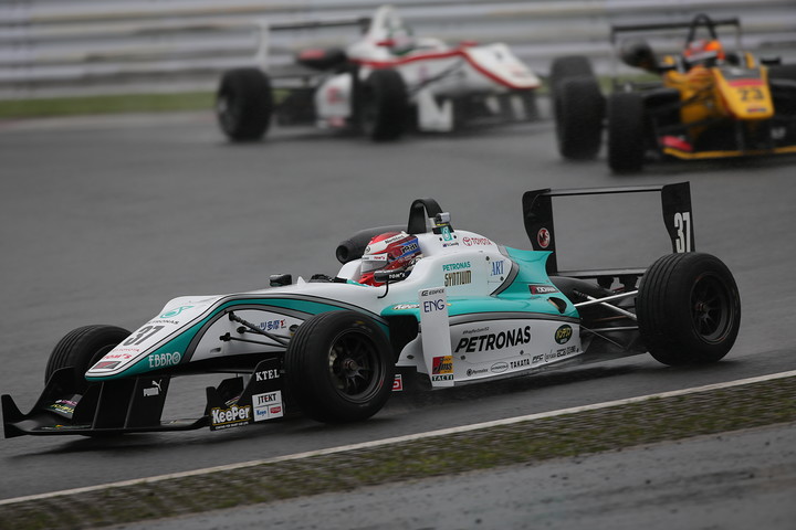 しかし、ニック・キャシディがすかさず抜き返しトップに立つ