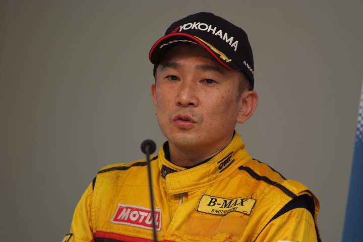 決勝記者会見: Nクラス3位のドラゴン（B-MAX RACING F308）