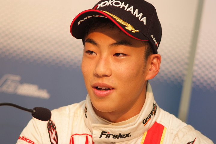 決勝記者会見: 2位の福住仁嶺（HFDP RACING F312）