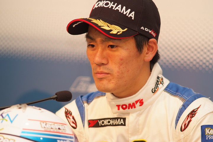 決勝記者会見: Nクラスで優勝した小河諒（KeePer TOM'S F306）