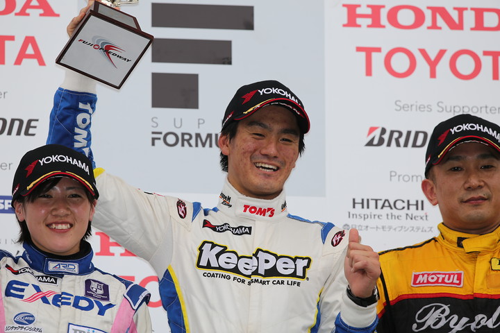 Nクラス表彰式: 優勝・小河諒、2位・三浦愛、3位・ドラゴン