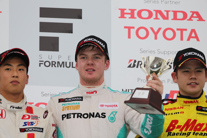 表彰式: 優勝・ニック・キャシディ、2位・福住仁嶺、3位・高星明誠