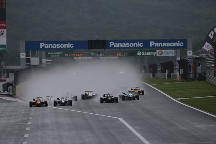 15周の決勝レースがスタートした