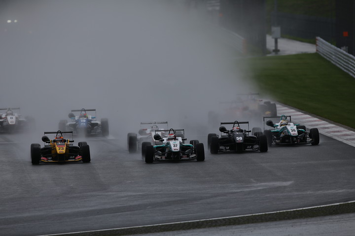 15周の決勝レースがスタートした