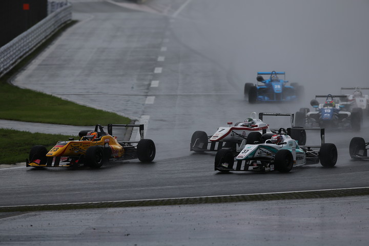 15周の決勝レースがスタートした