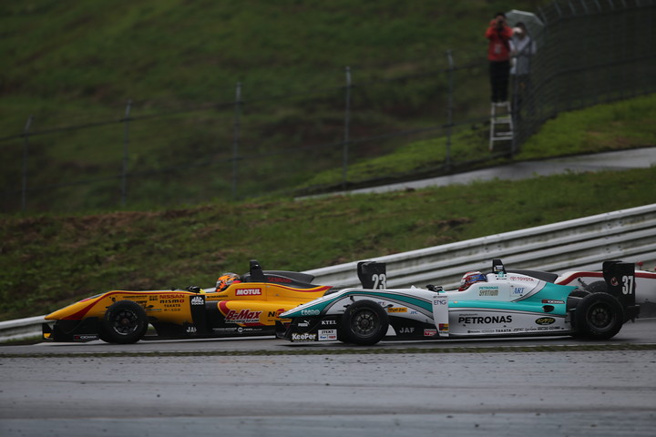 スタートで予選2位の高星明誠がポールポジションのニック・キャシディをかわしてトップに躍り出た