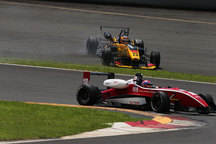 高星明誠は再スタートを切るもピットに入ってリタイア