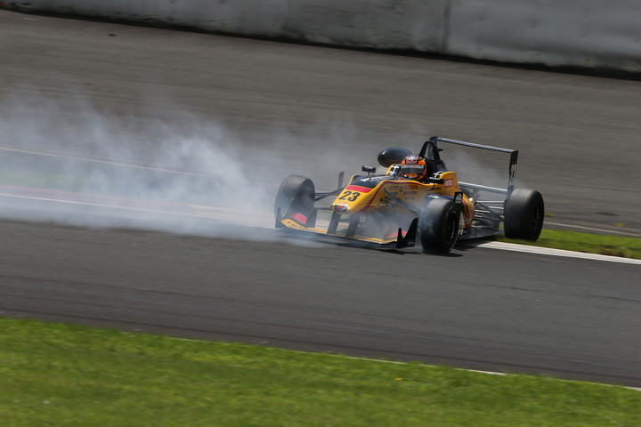 ニック・キャシディをパスしてトップに立った高星明誠だがキャシディと接触してスピン